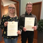 Suomen Noutajakoirajärjestön Kultaiset ansiomerkit saaneet Katja Korhonen ja Teijo Matero